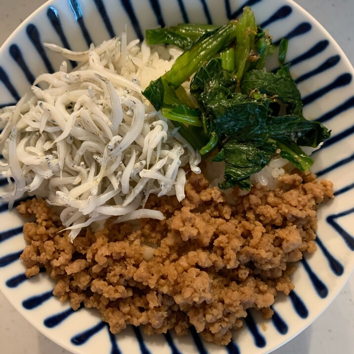 3色そぼろ丼